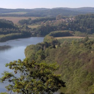 pohled z rozhledny na soutok Vltavy a Lužnice