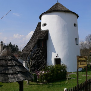 jedna z věží opevnění, lze pronajmout