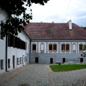 Zlatá Koruna, nádvoří kláštera, hospodářské budovy
