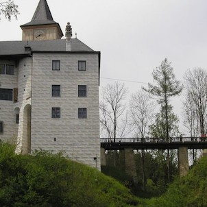 hrad od řeky, vstupní dřevěný most