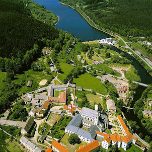 letecký pohled na klášter