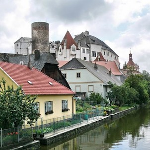 Zámek z mostu přes Nežárku