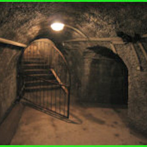 Sestup do podzemí vedoucího portálem do studny