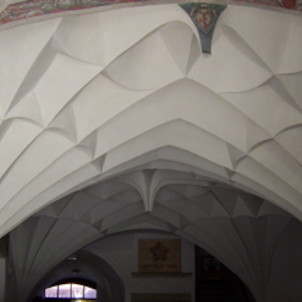 Interiér domu s cukrárnou, diamantový strop