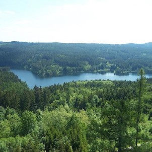 Pohled na přehradu z věže hradu Landštejn