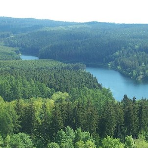 Pohled na přehradu z věže hradu Landštejn