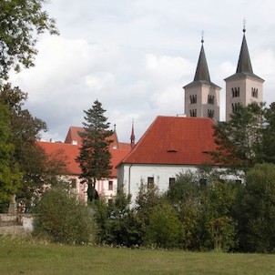 Pohled na klášter a latinskou školu
