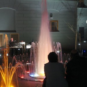 večerní koncerty u fontány