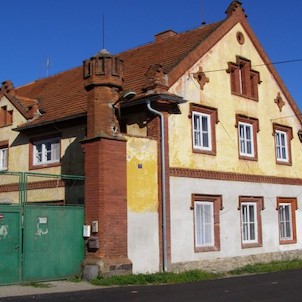Dub zámek  vchod od silnice na Strunkovice