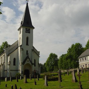 Zadni Zvonková, opravený kostel v zaniklé obci