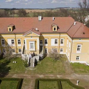 Zámek . pohled ze zahrad