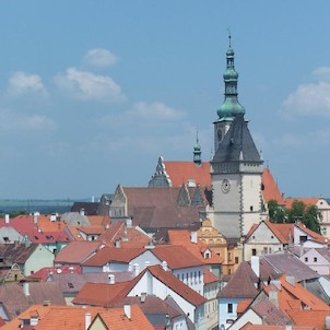 pohled z věže Kotnova, pohled na radnici a kostel na Žižkově náměstí