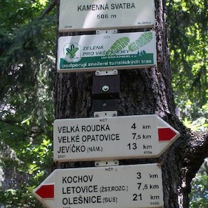 Kamenná svatba - rozcestník, Rozcestník červené turistické značky pod Kamennou svatbou.