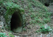 Amatérská jeskyně, Umělě proražený vstup do jeskynního systému. Nachází se v meandru Pustého žlebu, pod Koňským spádem