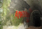 Amatérská jeskyně, Vstup do jeskynního systému z Pustého žlebu. Veřejnosti nepřístupné, dále jsou zamknuté kovové dveře.