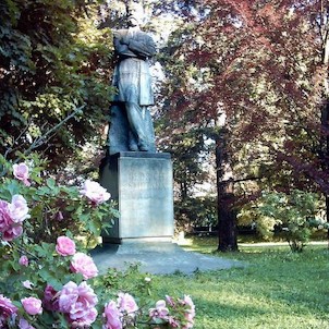 Socha Bedřicha Smetany v zámeckém parku