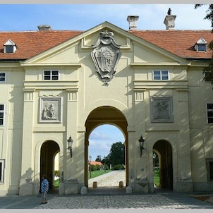 Valtice-Brána k zámku