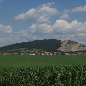 Čebín s rozhlednou a lomem