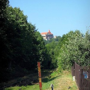 Pernštejn, Pohled na hrad Pernštejn z nádraží