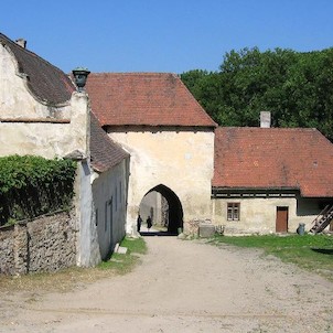 Pernštejn, Pohled na vstupní část hradu Pernštejn