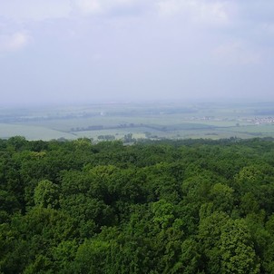 Z rozhledny jsou vidět například Chřiby