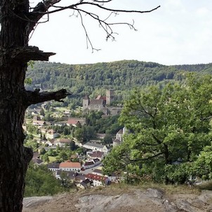 Vlevo v popředí patrná besídka na vyhlídce.