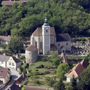 Kostel sv. Víta, 13. st., pod ním karner 1160