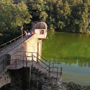 přehradní hráz