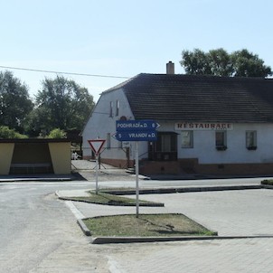 náves s restaurací/obědy,večeře/