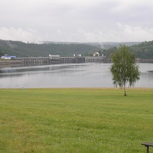 pohled přes jezero na hráz, z pláže za Švýcarskou zátokou