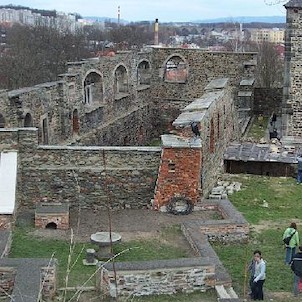 Pohled na zbytky hradního paláce