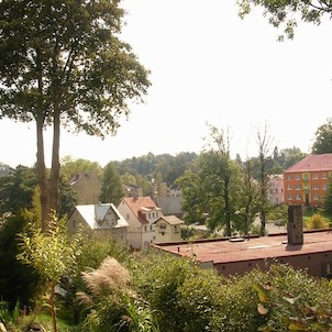 pohled od kostela k náměstí