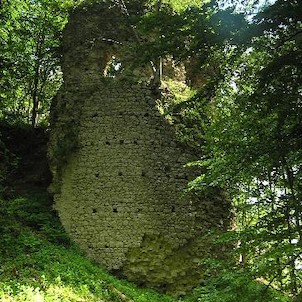 Kynžvart - hrad, zbytky věže při pohledu z hradního příkopu