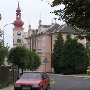 Městský úřad a kostel sv. Jana Křtitele