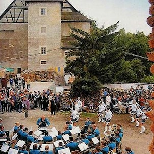 Přehlídk adechových kapel FIJO na nádvoří hradu Vildštejn