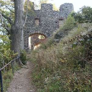 Druhá brána, Hrad, původně zvaný Engelsburg, vznikl zřejmě až koncem 14. století. Poprvé je připomínán roku 1402, kdy se po něm píše Boreš z Oseka. V dalších letech se majitelé často střídali. V letech 1406-14 patřil Oldřichovi Zajícovi z Házmburka, po je