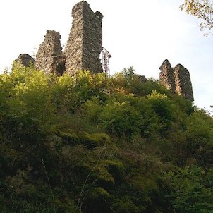 Horní část, vrcholek hory a zřícenina věže na něm