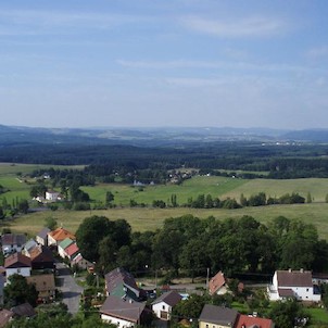 výhled, Andělská Hora v podhradí a Slavkovský les s výrazným Uhelným vrchem vlevo