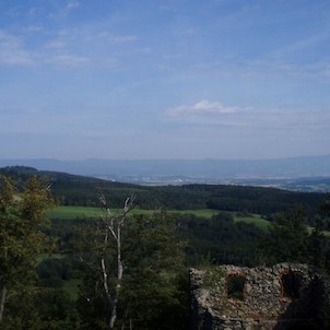 výhled, Bukový vrch vpopředí a na horizontu hřeben Krušných hor s Klínovcem vpravo