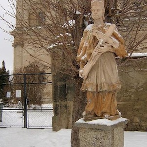 Svatý u kostela