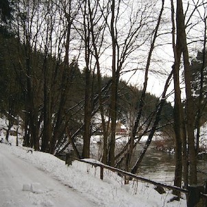 Svatošské skály 4, Národní přírodní památka Jas Svatoš (známá spíše pod názvem Svatošské skály) o rozloze 1,95 ha se nachází v údolí řeky Ohře mezi Karlovými Vary a Loktem. Bizarní skupina skalních věží, sloupů a jehel vytváří pozoruhodné útvary, o jejich