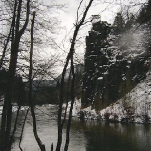 Svatošské skály 7, Národní přírodní památka Jas Svatoš (známá spíše pod názvem Svatošské skály) o rozloze 1,95 ha se nachází v údolí řeky Ohře mezi Karlovými Vary a Loktem. Bizarní skupina skalních věží, sloupů a jehel vytváří pozoruhodné útvary, o jejich