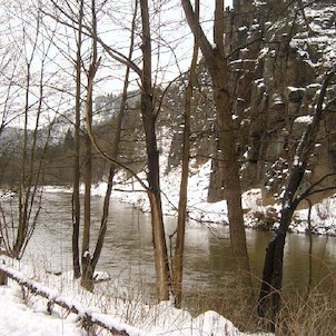 Svatošské skály 10, Národní přírodní památka Jas Svatoš (známá spíše pod názvem Svatošské skály) o rozloze 1,95 ha se nachází v údolí řeky Ohře mezi Karlovými Vary a Loktem. Bizarní skupina skalních věží, sloupů a jehel vytváří pozoruhodné útvary, o jejic