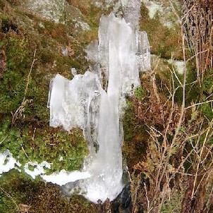 Svatošské skály 12, Národní přírodní památka Jas Svatoš (známá spíše pod názvem Svatošské skály) o rozloze 1,95 ha se nachází v údolí řeky Ohře mezi Karlovými Vary a Loktem. Bizarní skupina skalních věží, sloupů a jehel vytváří pozoruhodné útvary, o jejic