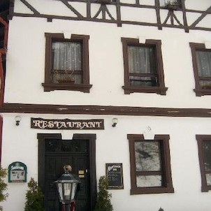 Svatošské skály 18, Národní přírodní památka Jas Svatoš (známá spíše pod názvem Svatošské skály) o rozloze 1,95 ha se nachází v údolí řeky Ohře mezi Karlovými Vary a Loktem. Bizarní skupina skalních věží, sloupů a jehel vytváří pozoruhodné útvary, o jejic