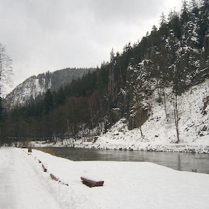 Svatošské skály 21, Národní přírodní památka Jas Svatoš (známá spíše pod názvem Svatošské skály) o rozloze 1,95 ha se nachází v údolí řeky Ohře mezi Karlovými Vary a Loktem. Bizarní skupina skalních věží, sloupů a jehel vytváří pozoruhodné útvary, o jejic