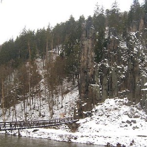 Svatošské skály 30, Národní přírodní památka Jas Svatoš (známá spíše pod názvem Svatošské skály) o rozloze 1,95 ha se nachází v údolí řeky Ohře mezi Karlovými Vary a Loktem. Bizarní skupina skalních věží, sloupů a jehel vytváří pozoruhodné útvary, o jejic