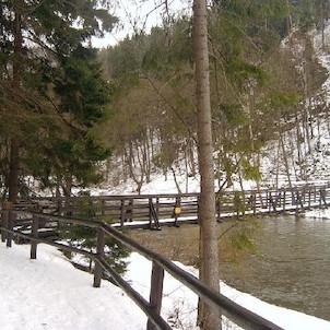 Svatošské skály 31, Národní přírodní památka Jas Svatoš (známá spíše pod názvem Svatošské skály) o rozloze 1,95 ha se nachází v údolí řeky Ohře mezi Karlovými Vary a Loktem. Bizarní skupina skalních věží, sloupů a jehel vytváří pozoruhodné útvary, o jejic