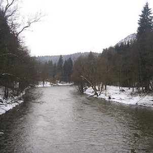 Svatošské skály 39, Národní přírodní památka Jas Svatoš (známá spíše pod názvem Svatošské skály) o rozloze 1,95 ha se nachází v údolí řeky Ohře mezi Karlovými Vary a Loktem. Bizarní skupina skalních věží, sloupů a jehel vytváří pozoruhodné útvary, o jejic