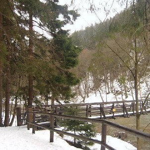 Svatošské skály 45, Národní přírodní památka Jas Svatoš (známá spíše pod názvem Svatošské skály) o rozloze 1,95 ha se nachází v údolí řeky Ohře mezi Karlovými Vary a Loktem. Bizarní skupina skalních věží, sloupů a jehel vytváří pozoruhodné útvary, o jejic